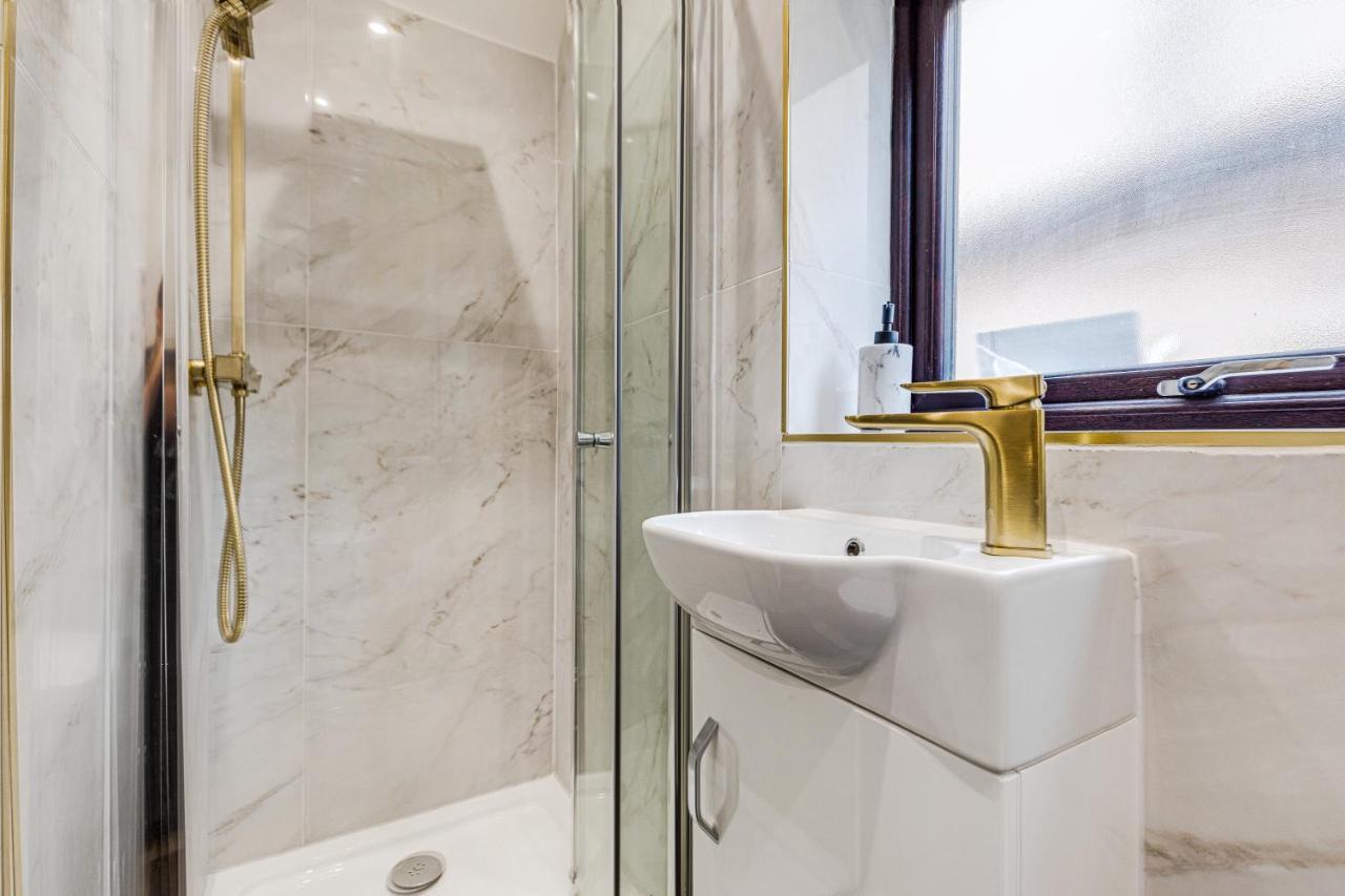 Walsall - 4 Bedroom House, Wi-Fi, Garden , Sleeps 8 - Jrr Stays Bescot Eksteriør bilde