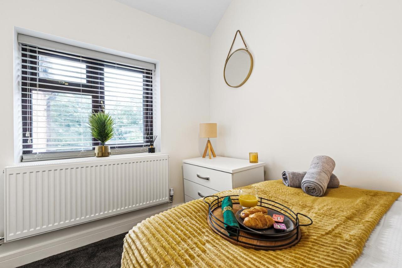 Walsall - 4 Bedroom House, Wi-Fi, Garden , Sleeps 8 - Jrr Stays Bescot Eksteriør bilde