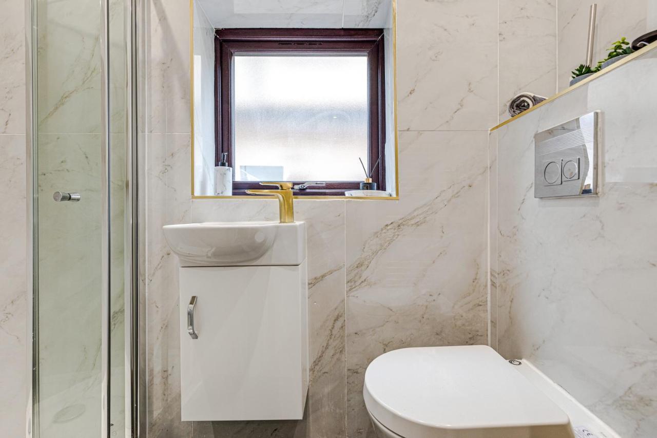 Walsall - 4 Bedroom House, Wi-Fi, Garden , Sleeps 8 - Jrr Stays Bescot Eksteriør bilde