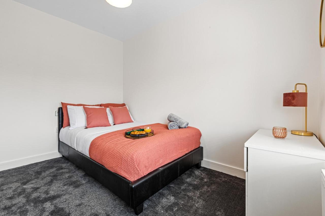 Walsall - 4 Bedroom House, Wi-Fi, Garden , Sleeps 8 - Jrr Stays Bescot Eksteriør bilde